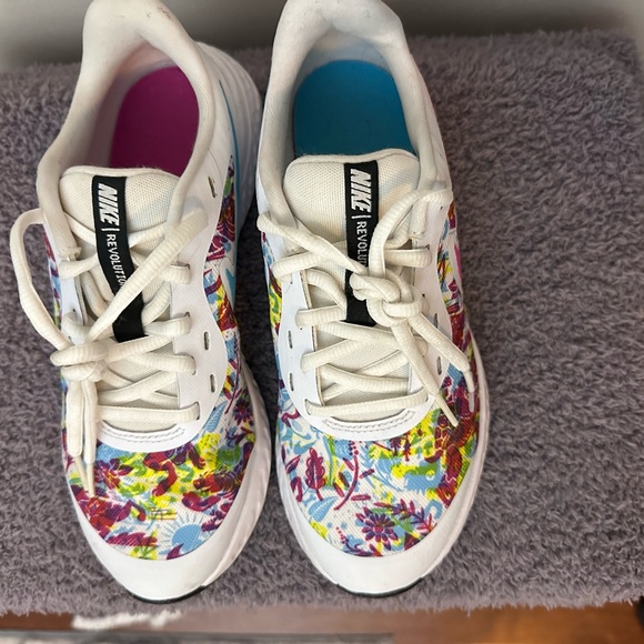Nike Revolution ladies size 7 excellent condition - Picture 2 of 6